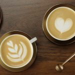 tazas de café con arte en latte