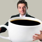 hombre con taza de café gigante