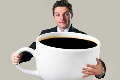hombre con taza de café gigante