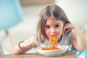 niña comiendo espagueti a la boloñesa