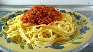 plato de espagueti a la boloñesa