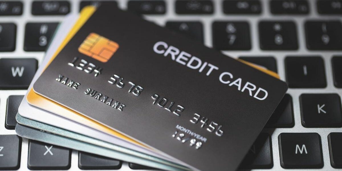 tarjeta de crédito en laptop